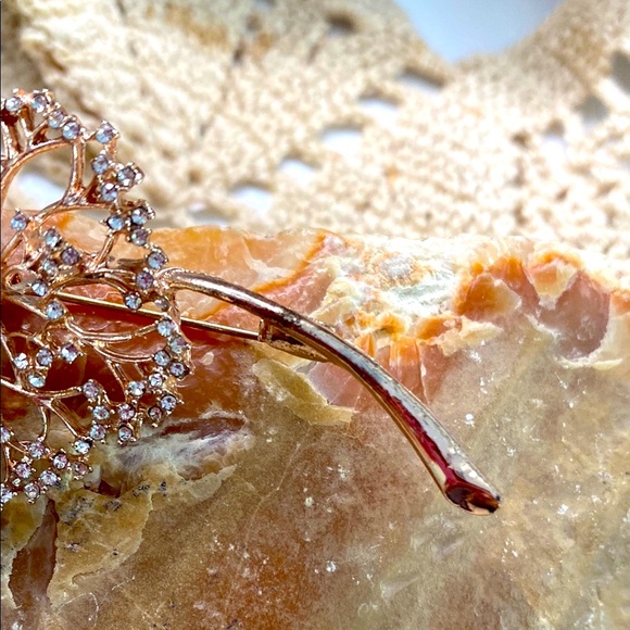 Elegant Pearl and Crystal Flower Brooch - Picture 2 of 3